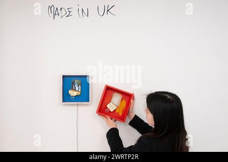 Bluerider Art, London, Großbritannien. März 2024. MARCK's Playground, eine Einzelausstellung des zeitgenössischen Schweizer Künstlers Marck, präsentiert eine Reihe von auffallend einfallsreichen und faszinierenden Videoarbeiten des Künstlers, die mit seinen charakteristischen handgefertigten Skulpturen in seiner ersten Einzelausstellung in Großbritannien seit über einem Jahrzehnt vom 14. März bis 26. Mai verschmelzen. Zu den Arbeiten gehören: Ein Werk, das der Künstler vor Ort geschaffen hat, er wird weitere Arbeiten in der Galerie schaffen. Quelle: Malcolm Park/Alamy Live News Stockfoto