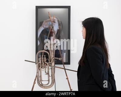 Bluerider Art, London, Großbritannien. März 2024. MARCK's Playground, eine Einzelausstellung des zeitgenössischen Schweizer Künstlers Marck, präsentiert eine Reihe von auffallend einfallsreichen und faszinierenden Videoarbeiten des Künstlers, die mit seinen charakteristischen handgefertigten Skulpturen in seiner ersten Einzelausstellung in Großbritannien seit über einem Jahrzehnt vom 14. März bis 26. Mai verschmelzen. Zu den Arbeiten gehören: Split No 4, 2021/22, Kupferrohre, Wasserpumpe, Elektronik, Bildschirm, Player. Quelle: Malcolm Park/Alamy Live News Stockfoto