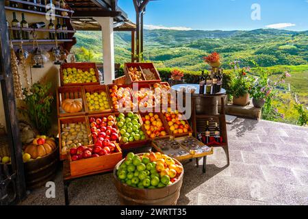 Das schönste Obst-Gemüse-Geschäft mit schöner Aussicht in Kroatien Motovun Stockfoto