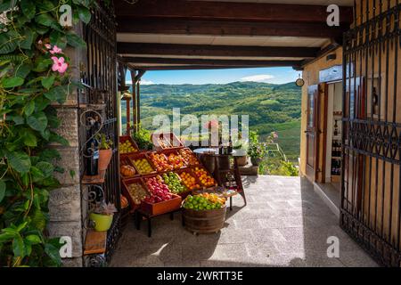 Das schönste Obst-Gemüse-Geschäft mit schöner Aussicht in Kroatien Motovun Stockfoto