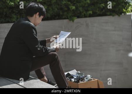 Mitarbeiter, die aus dem Unternehmen entlassen wurden oder aus dem Unternehmen entlassen wurden, schreiben ein Bewerbungsformular. Arbeitslos, Einstellung, Kündigung des Arbeitsplatzes Konzept. Stockfoto