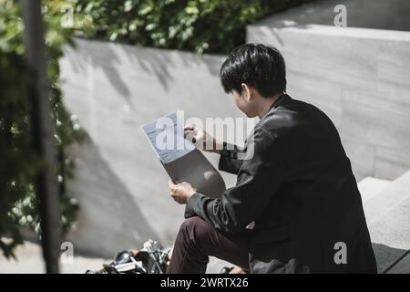 Mitarbeiter, die aus dem Unternehmen entlassen wurden oder aus dem Unternehmen entlassen wurden, schreiben ein Bewerbungsformular. Arbeitslos, Einstellung, Kündigung des Arbeitsplatzes Konzept. Stockfoto