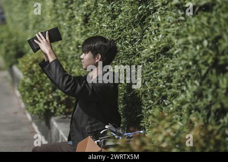 Mitarbeiter, die aus dem Unternehmen entlassen oder zurückgetreten sind, öffnen ihre Geldbörsen, haben aber kein Geld. Arbeitslos, Einstellung, Kündigung des Arbeitsplatzes Konzept. Stockfoto