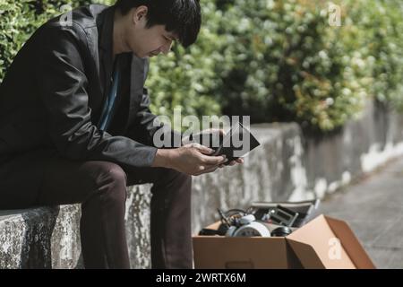 Mitarbeiter, die aus dem Unternehmen entlassen oder zurückgetreten sind, öffnen ihre Geldbörsen, haben aber kein Geld. Arbeitslos, Einstellung, Kündigung des Arbeitsplatzes Konzept. Stockfoto