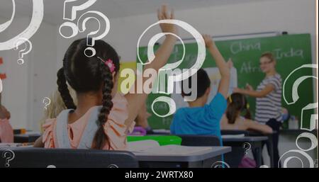 Bild von Fragezeichen über verschiedenen Schulkindern, die die Hände heben Stockfoto