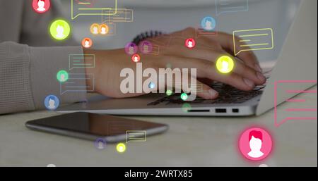 Bild von Nachrichtenfeldern und Profilsymbolen, beschnittene Hände einer kaukasierin, die an einem Laptop arbeitet Stockfoto