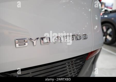 Kuala Lumpur, Malaysia - März 11,2024 : Nahaufnahme des BYD Atto 3 Logos auf dem BYD Atto 3 Elektrofahrzeug. Stockfoto