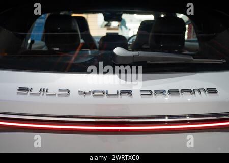 Kuala Lumpur, Malaysia - März 11,2024 : Nahaufnahme des Build Your Dreams-Logos auf dem BYD Atto 3 Elektrofahrzeug. Stockfoto