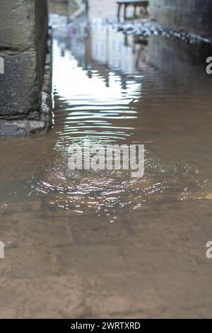Bewdley, Großbritannien. Oktober 2023. Bewdley nach Storm Babet. Sturmwasser in Bewdley sprudelt aus Sturmabflüssen, während das Hochwasser weiter steigt. Quelle: Lee Hudson/Alamy Stockfoto