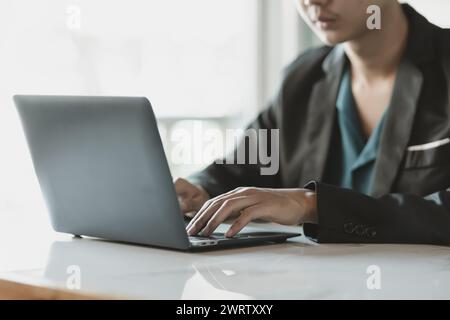 Mitarbeiter, die aus dem Unternehmen entlassen wurden oder aus dem Unternehmen entlassen wurden, verwenden einen Laptop, um einen Job zu finden. Arbeitslos, Einstellung, Kündigung des Arbeitsplatzes Konzept. Stockfoto