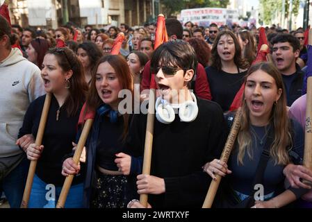 Athen, Griechenland. März 2024. Jugendliche schreien Slogans und halten Banner gegen die Regierung, während sie ins parlament marschieren. Studenten öffentlicher Universitäten protestierten gegen das kürzlich von der Regierungspartei beschlossene Gesetz, das die Eröffnung privater Universitäten zulässt. (Kreditbild: © Nikolas Georgiou/ZUMA Press Wire) NUR REDAKTIONELLE VERWENDUNG! Nicht für kommerzielle ZWECKE! Stockfoto