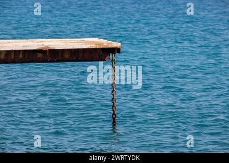 August 2022 - Kroatien - das Blaue Meer und die Strände der dalmatinischen Küste in Kroatien Stockfoto