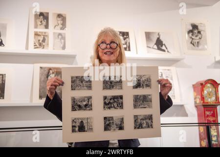 London, England, Großbritannien. März 2024. Model, Fotografin und Ikone PATTIE BOYD hält eine seltene Sammlung von 18 originalen Vintage Gelatinefolien Silber Fotografien, die während ihres Aufenthalts in Rishikesh, Indien, zusammen mit allen vier Beatles und ihren Frauen und Freundinnen zwischen dem 16. Februar und 12. April 1968 während eines Pressegesprächs im Christie's in London aufgenommen wurden. Die meisten Fotos wurden von Boyd aufgenommen, mit einem geschätzten Wert von 3.000 bis 5.000 GBP. (Kreditbild: © Thomas Krych/ZUMA Press Wire) NUR REDAKTIONELLE VERWENDUNG! Nicht für kommerzielle ZWECKE! Stockfoto