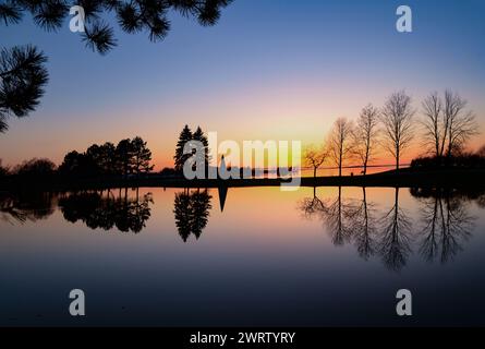 Sonnenuntergang und Reflexionen im Andrew Haydon Park Stockfoto