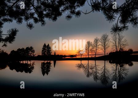 Sonnenuntergang und Reflexionen im Andrew Haydon Park Stockfoto