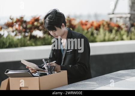 Mitarbeiter, die aus dem Unternehmen entlassen wurden oder aus dem Unternehmen entlassen wurden, schreiben ein Bewerbungsformular. Arbeitslos, Einstellung, Kündigung des Arbeitsplatzes Konzept. Stockfoto