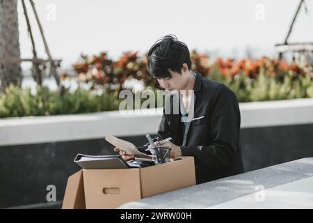 Mitarbeiter, die aus dem Unternehmen entlassen wurden oder aus dem Unternehmen entlassen wurden, schreiben ein Bewerbungsformular. Arbeitslos, Einstellung, Kündigung des Arbeitsplatzes Konzept. Stockfoto