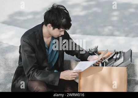 Mitarbeiter, die aus dem Unternehmen entlassen wurden oder aus dem Unternehmen entlassen wurden, schreiben ein Bewerbungsformular. Arbeitslos, Einstellung, Kündigung des Arbeitsplatzes Konzept. Stockfoto