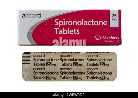 Packung Spironolacton Tabletten Packung mit 28 Tabletten 25 mg mit Blisterpackung isoliert auf weißem Hintergrund Stockfoto