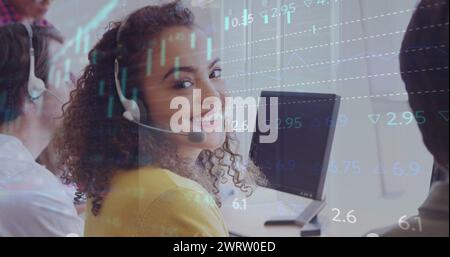Abbildung von Finanzdiagrammen und Daten über glückliche birassische Callcenter-Mitarbeiterin Stockfoto