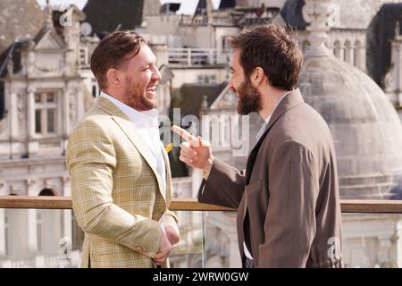 Conor McGregor (links) und Jake Gyllenhaal bei einem Fotobesuch für Road House im Corinthia Hotel, London. Bilddatum: Donnerstag, 14. März 2024. Stockfoto