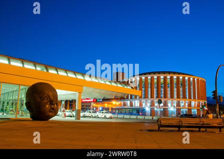 Puerta de Atocha-Bahnhof, Nachtansicht. Madrid, Spanien. Stockfoto