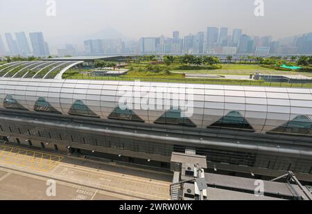 Hongkong, China. März 2024: Kai Tak Cruise Terminal begrüßte das Ozeanschiff Queen Mary 2 für 2 Tage, so dass Passagiere die Großregion Bay Area und das Pearl River Delta entdecken konnten. Das Flaggschiff der Cunard Line ist derzeit für einige Wochen im Rahmen seiner Welttournee in Asien und fährt heute nach Vietnam/Singapur. Nach den Spannungen am Roten Meer und den Drohungen der Houthi-Raketenangriffe auf Schiffe, die die Region durchqueren, musste das Kreuzfahrtschiff, das ursprünglich durch den Suez-Kanal fahren sollte, seine Route ändern und wird am 28. April das Horn von Afrika umfahren, um Southampton zu erreichen. Quelle: Kevin Izorce/Alamy Live News Stockfoto