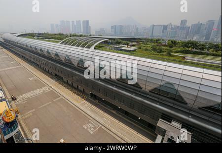 Hongkong, China. März 2024: Kai Tak Cruise Terminal begrüßte das Ozeanschiff Queen Mary 2 für 2 Tage, so dass Passagiere die Großregion Bay Area und das Pearl River Delta entdecken konnten. Das Flaggschiff der Cunard Line ist derzeit für einige Wochen im Rahmen seiner Welttournee in Asien und fährt heute nach Vietnam/Singapur. Nach den Spannungen am Roten Meer und den Drohungen der Houthi-Raketenangriffe auf Schiffe, die die Region durchqueren, musste das Kreuzfahrtschiff, das ursprünglich durch den Suez-Kanal fahren sollte, seine Route ändern und wird am 28. April das Horn von Afrika umfahren, um Southampton zu erreichen. Quelle: Kevin Izorce/Alamy Live News Stockfoto