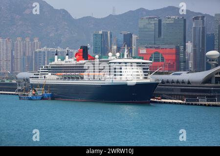 Hongkong, China. Am 14. März 2024 legte das Ozeanschiff Queen Mary 2 2 2 für 2 Tage in Kai Tak an, sodass Passagiere die Megalopolis der Greater Bay Area entdecken konnten. Das Flaggschiff der Cunard Line ist derzeit im Rahmen seiner Welttournee in Asien und kommt aus Australien/Indonesien an und fährt heute nach Vietnam/Singapur. Nach den Spannungen am Roten Meer und den Drohungen von Raketenangriffen auf Schiffe, die die Region durchqueren, musste das Kreuzfahrtschiff, das ursprünglich den Suez-Kanal und das Mittelmeer durchqueren sollte, seine Route ändern und am 28. April die Horn von Afrika umfahren, um Southampton zu erreichen. Quelle: Kevin Izorce/Alamy Live News Stockfoto