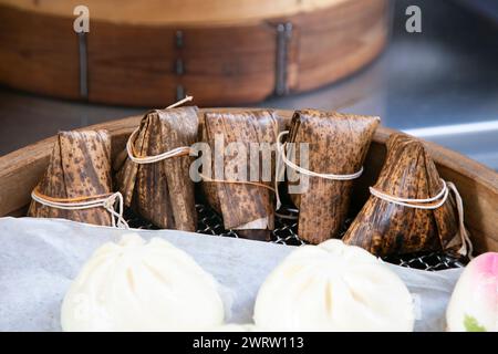Zong zong Zi oder gefüllter Reis in einem chinesischen Street Food Stand in Kobe Japan Stockfoto