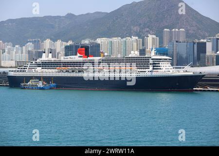 Hongkong, China. Am 14. März 2024 legte das Ozeanschiff Queen Mary 2 2 2 für 2 Tage in Kai Tak an, sodass Passagiere die Megalopolis der Greater Bay Area entdecken konnten. Das Flaggschiff der Cunard Line ist derzeit im Rahmen seiner Welttournee in Asien und kommt aus Australien/Indonesien an und fährt heute nach Vietnam/Singapur. Nach den Spannungen am Roten Meer und den Drohungen von Raketenangriffen auf Schiffe, die die Region durchqueren, musste das Kreuzfahrtschiff, das ursprünglich den Suez-Kanal und das Mittelmeer durchqueren sollte, seine Route ändern und am 28. April die Horn von Afrika umfahren, um Southampton zu erreichen. Quelle: Kevin Izorce/Alamy Live News Stockfoto