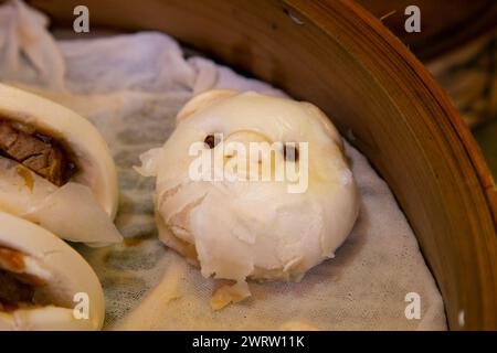 Bambusschüssel mit chinesischem Dampf, Brötchen, Panda-man- und Butachan-man-Knödeln, kochen an einem Stand in Chinatown, Kobe Stockfoto