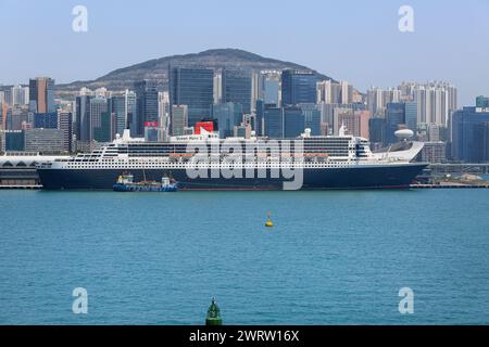 Hongkong, China. Am 14. März 2024 legte das Ozeanschiff Queen Mary 2 2 2 für 2 Tage in Kai Tak an, sodass Passagiere die Megalopolis der Greater Bay Area entdecken konnten. Das Flaggschiff der Cunard Line ist derzeit im Rahmen seiner Welttournee in Asien und kommt aus Australien/Indonesien an und fährt heute nach Vietnam/Singapur. Nach den Spannungen am Roten Meer und den Drohungen von Raketenangriffen auf Schiffe, die die Region durchqueren, musste das Kreuzfahrtschiff, das ursprünglich den Suez-Kanal und das Mittelmeer durchqueren sollte, seine Route ändern und am 28. April die Horn von Afrika umfahren, um Southampton zu erreichen. Quelle: Kevin Izorce/Alamy Live News Stockfoto