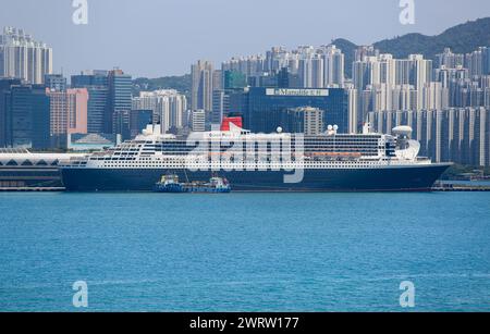 Hongkong, China. Am 14. März 2024 legte das Ozeanschiff Queen Mary 2 2 2 für 2 Tage in Kai Tak an, sodass Passagiere die Megalopolis der Greater Bay Area entdecken konnten. Das Flaggschiff der Cunard Line ist derzeit im Rahmen seiner Welttournee in Asien und kommt aus Australien/Indonesien an und fährt heute nach Vietnam/Singapur. Nach den Spannungen am Roten Meer und den Drohungen von Raketenangriffen auf Schiffe, die die Region durchqueren, musste das Kreuzfahrtschiff, das ursprünglich den Suez-Kanal und das Mittelmeer durchqueren sollte, seine Route ändern und am 28. April die Horn von Afrika umfahren, um Southampton zu erreichen. Quelle: Kevin Izorce/Alamy Live News Stockfoto