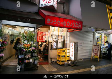 Kobe, Japan; 10. Oktober 2023: Nankinmachi (南京町), Chinatown im Zentrum von Kobe mit zahlreichen Street-Food-Ständen und Restaurants. Stockfoto