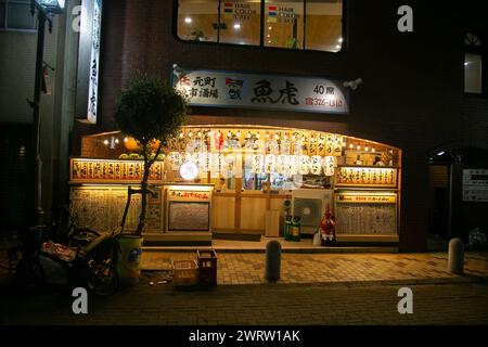 Kobe, Japan; 10. Oktober 2023: Nankinmachi (南京町), Chinatown im Zentrum von Kobe mit zahlreichen Street-Food-Ständen und Restaurants. Stockfoto