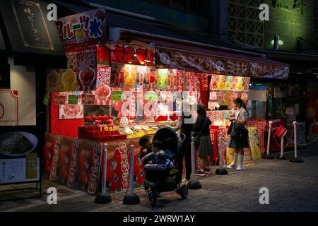 Kobe, Japan; 10. Oktober 2023: Nankinmachi (南京町) ist ein kompaktes Chinatown im Zentrum von Kobe mit zahlreichen Street Food Ständen und Restaurants. Stockfoto