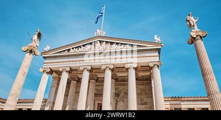 Athen, Griechenland - 03. März 2024: Architektonische Details der Akademie von Athen, auf den Säulen sind Göttin Athena und Apollo zu sehen Stockfoto