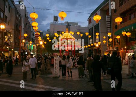 Kobe, Japan; 10. Oktober 2023: Nankinmachi (南京町) ist ein kompaktes Chinatown im Zentrum von Kobe mit zahlreichen Street Food Ständen und Restaurants. Stockfoto