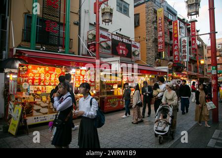 Kobe, Japan; 10. Oktober 2023: Nankinmachi (南京町) ist ein kompaktes Chinatown im Zentrum von Kobe mit zahlreichen Street Food Ständen und Restaurants. Stockfoto