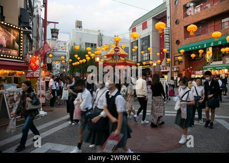 Kobe, Japan; 10. Oktober 2023: Nankinmachi (南京町) ist ein kompaktes Chinatown im Zentrum von Kobe mit zahlreichen Street Food Ständen und Restaurants. Stockfoto