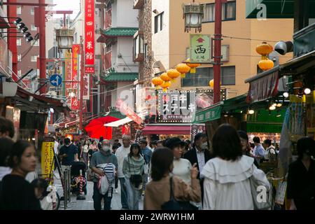 Kobe, Japan; 10. Oktober 2023: Nankinmachi (南京町) ist ein kompaktes Chinatown im Zentrum von Kobe mit zahlreichen Street Food Ständen und Restaurants. Stockfoto