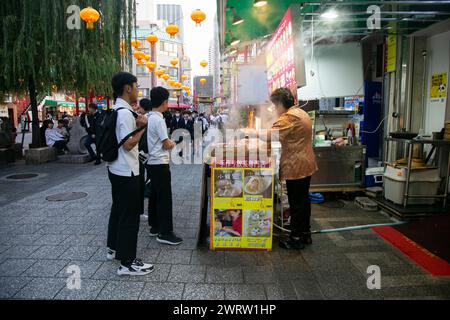 Kobe, Japan; 10. Oktober 2023: Nankinmachi (南京町) ist ein kompaktes Chinatown im Zentrum von Kobe mit zahlreichen Street Food Ständen und Restaurants. Stockfoto