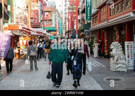 Kobe, Japan; 10. Oktober 2023: Nankinmachi (南京町) ist ein kompaktes Chinatown im Zentrum von Kobe mit zahlreichen Street Food Ständen und Restaurants. Stockfoto