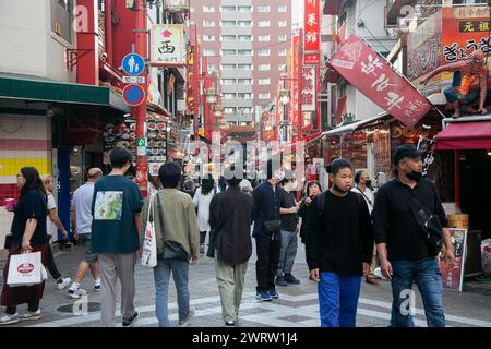 Kobe, Japan; 10. Oktober 2023: Nankinmachi (南京町) ist ein kompaktes Chinatown im Zentrum von Kobe mit zahlreichen Street Food Ständen und Restaurants. Stockfoto