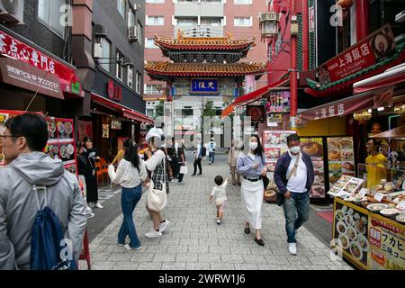 Kobe, Japan; 10. Oktober 2023: Nankinmachi (南京町) ist ein kompaktes Chinatown im Zentrum von Kobe mit zahlreichen Street Food Ständen und Restaurants. Stockfoto