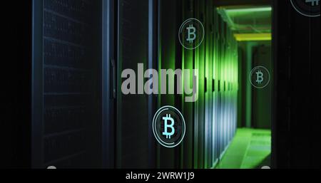 Abbildung mehrerer Bitcoin-Symbole, die gegen den Serverraum des Computers schweben Stockfoto