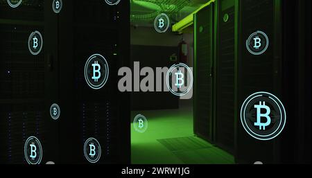 Abbildung mehrerer Bitcoin-Symbole, die gegen den Serverraum des Computers schweben Stockfoto