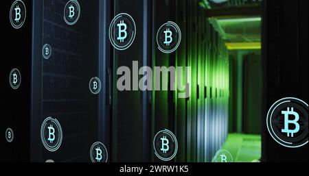 Abbildung mehrerer Bitcoin-Symbole, die gegen den Serverraum des Computers schweben Stockfoto