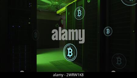 Abbildung mehrerer Bitcoin-Symbole, die gegen den Serverraum des Computers schweben Stockfoto